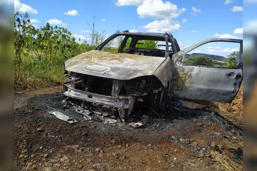 Carro que seria vendido pega fogo e fica destruído; veja