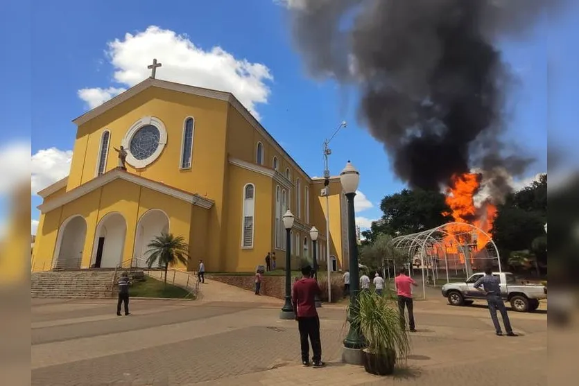 Casa do Papai Noel é destruída por incêndio nesta tarde