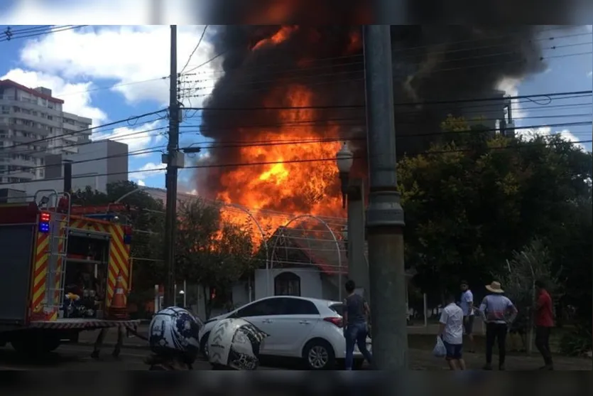 Casa do Papai Noel é destruída por incêndio nesta tarde