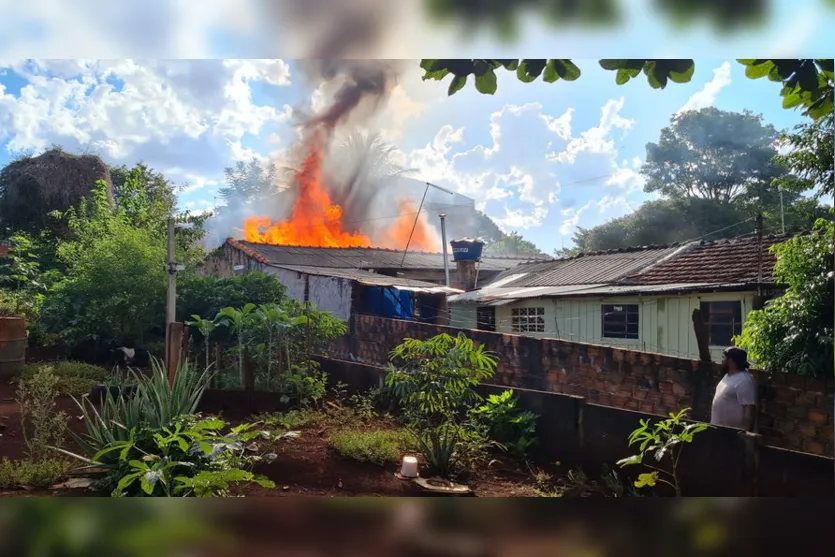 Casa fica destruída após incêndio em Borrazópolis