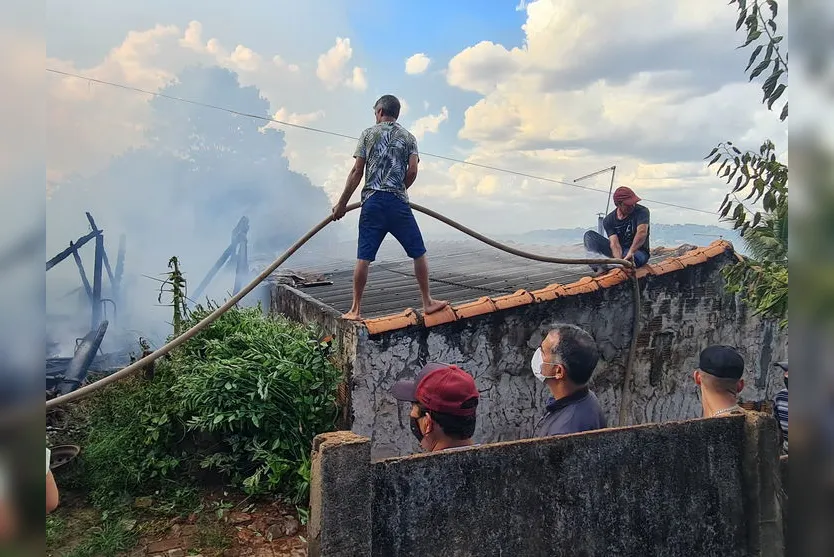 Casa fica destruída após incêndio em Borrazópolis