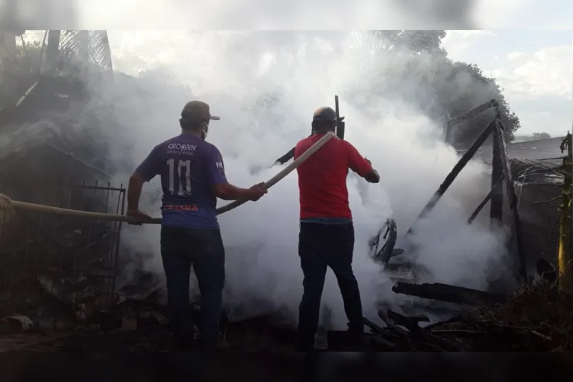 Casa fica destruída após incêndio em Borrazópolis