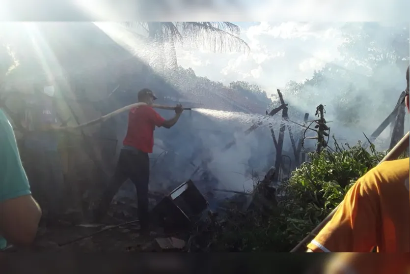 Casa fica destruída após incêndio em Borrazópolis