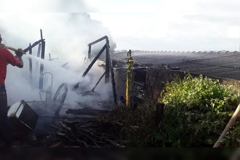 Casa fica destruída após incêndio em Borrazópolis