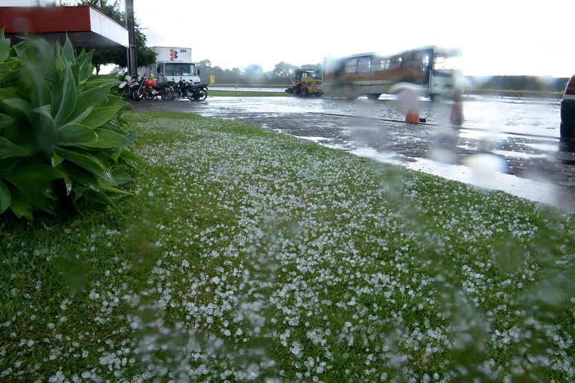 Chuva de granizo atinge região norte de Apucarana; veja