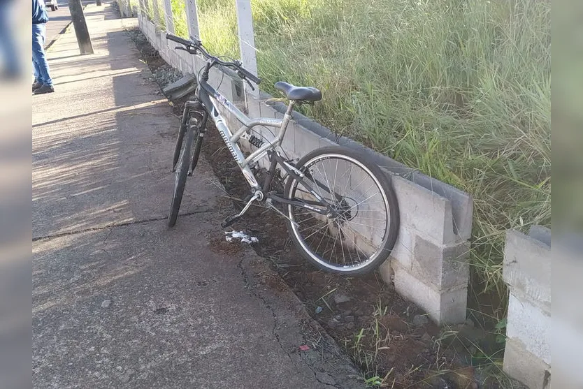 Ciclista de 52 anos sofre ferimentos após acidente com carro