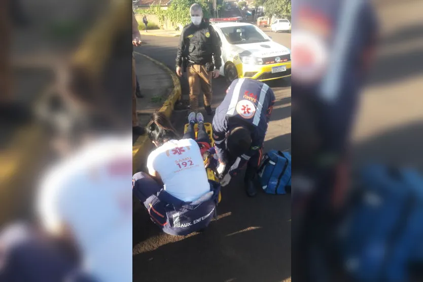 Ciclista de 52 anos sofre ferimentos após acidente com carro