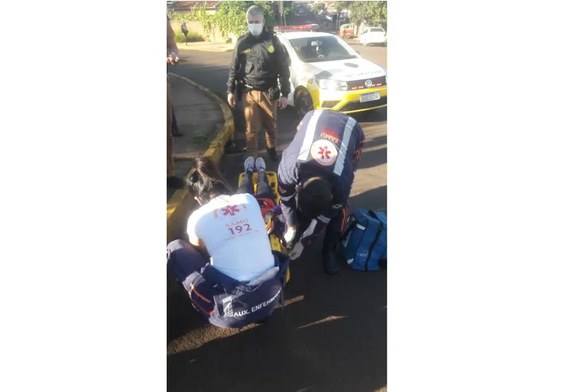 Ciclista de 52 anos sofre ferimentos após acidente com carro