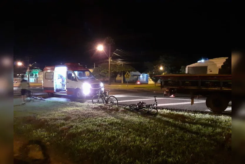 Ciclista fica ferido ao bater na traseira de caminhão parado