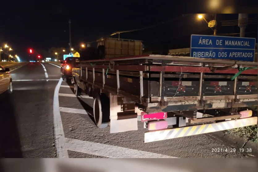 Ciclista fica ferido ao bater na traseira de caminhão parado