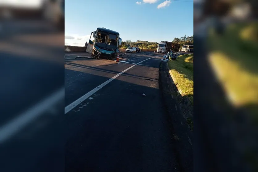 Colisão entre carro e ônibus na BR-376 provoca uma morte