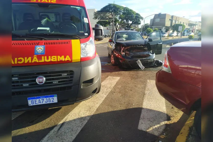 Colisão entre dois veículos é registrada nesta tarde