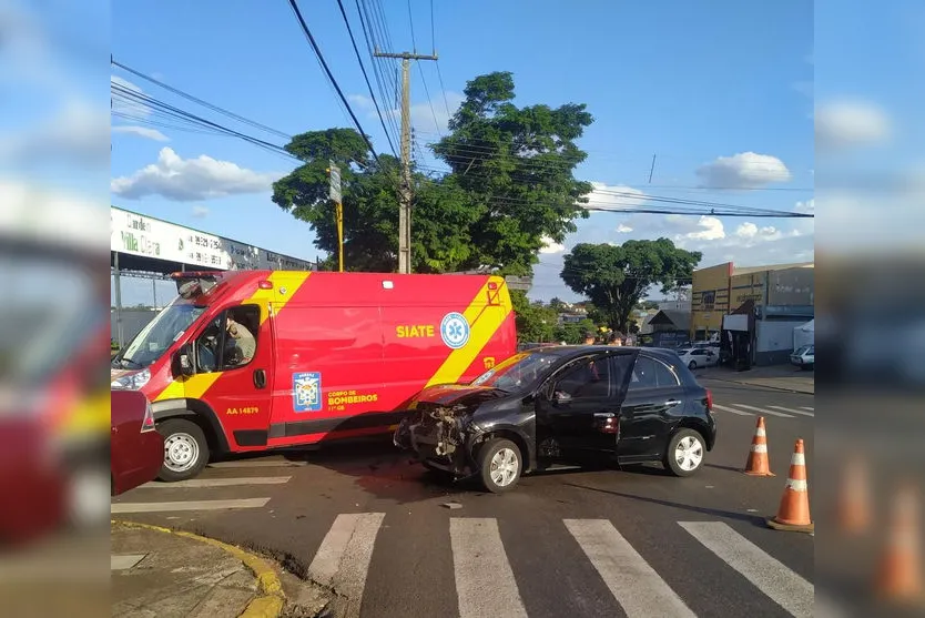 Colisão entre dois veículos é registrada nesta tarde
