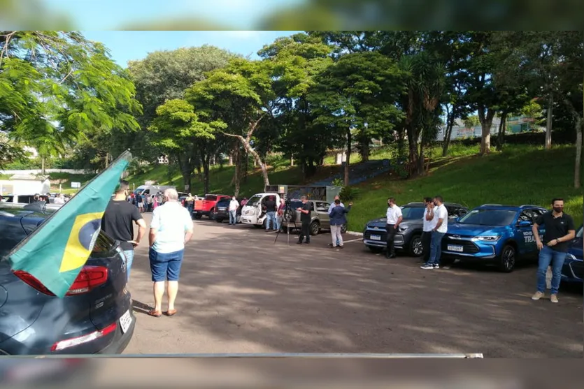 Comerciantes protestam e pedem reabertura de lojas; assista