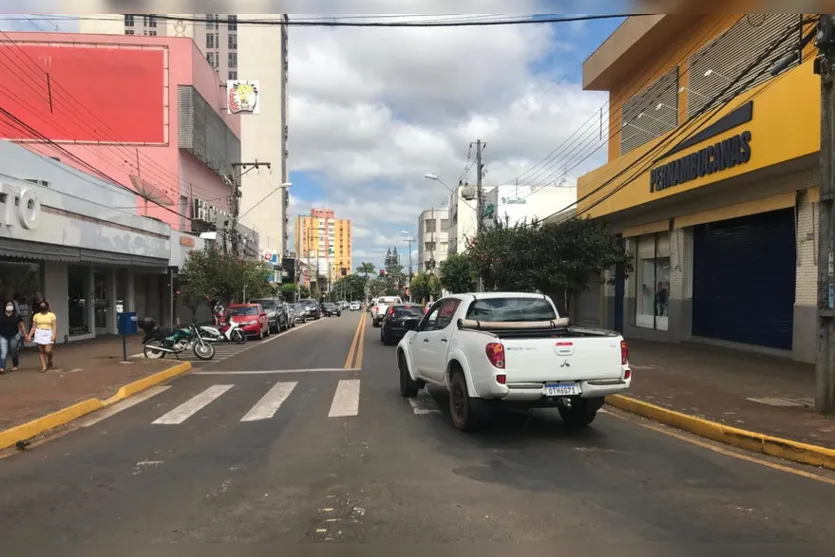 Comércio com as portas fechadas: veja o movimento no centro