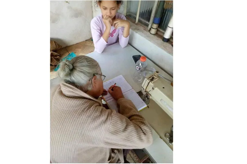 Criança de 10 anos ensina avós a ler e escrever; veja