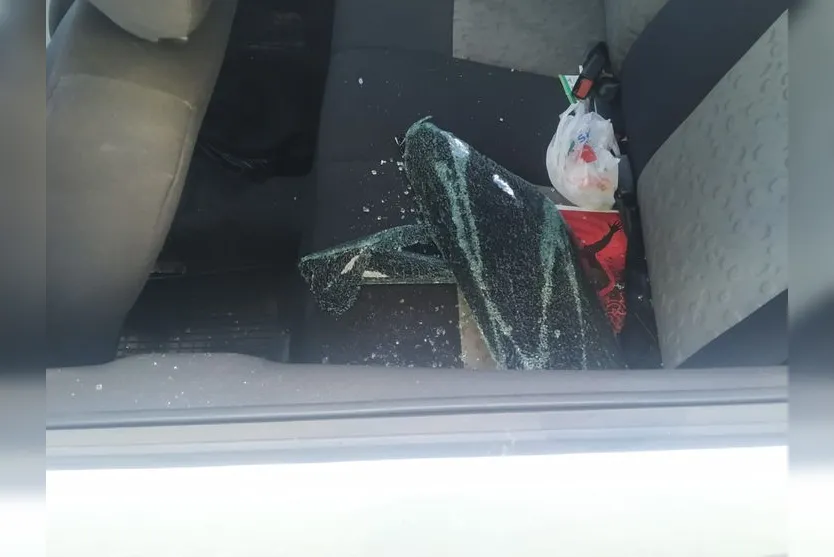 Danos: Carro estacionado no centro tem vidro quebrado