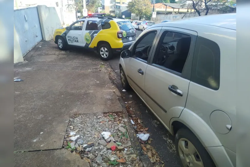 Danos: Carro estacionado no centro tem vidro quebrado