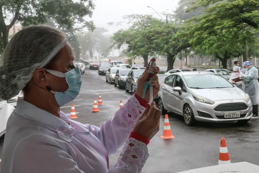 Drive-thru vacina quase mil pessoas nesta sexta-feira