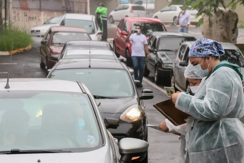 Drive-thru vacina quase mil pessoas nesta sexta-feira