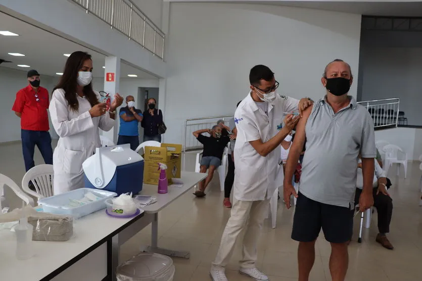  É a é a primeira vez que a vacinação é aplicada no domingo   na cidade  