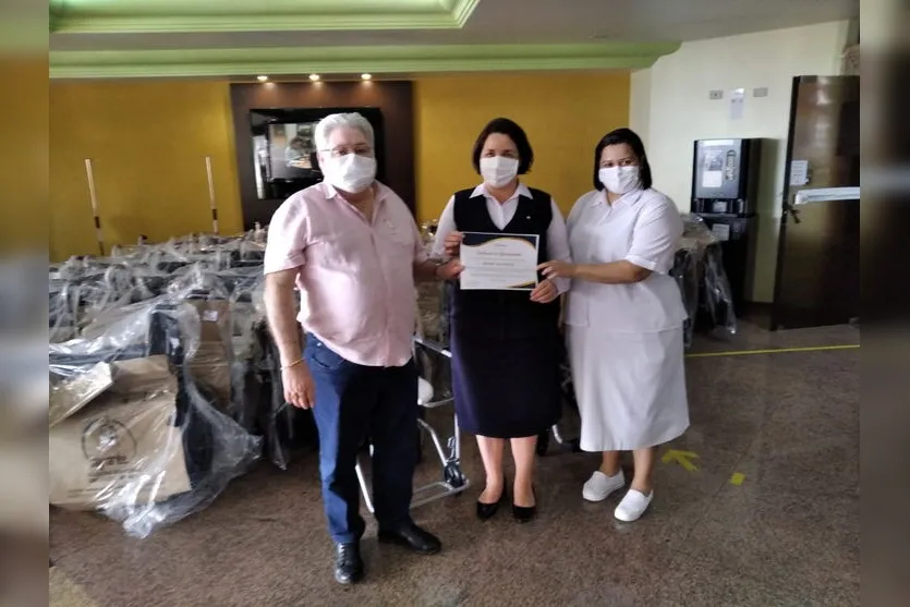 Empresário doa 30 cadeiras de roda e 15 de banho ao Hospital