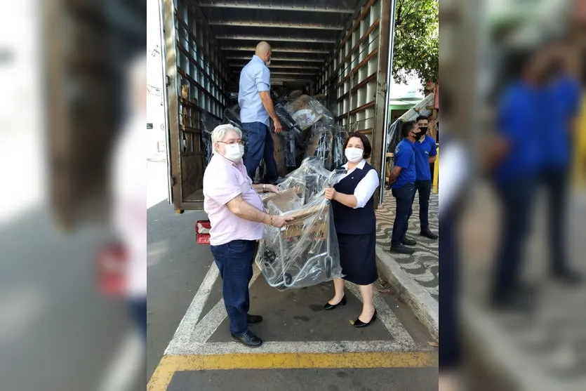 Empresário doa 30 cadeiras de roda e 15 de banho ao Hospital
