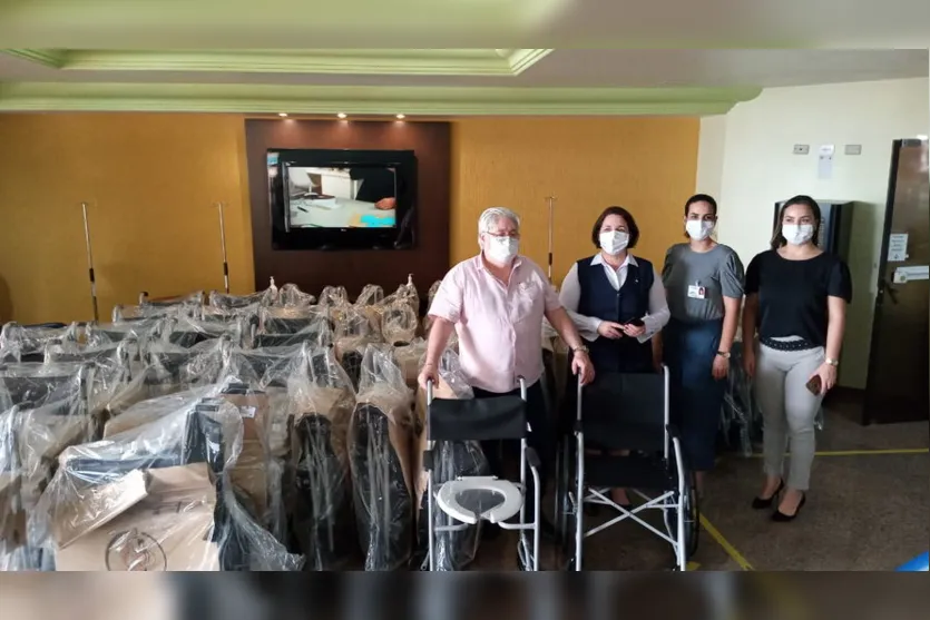 Empresário doa 30 cadeiras de roda e 15 de banho ao Hospital