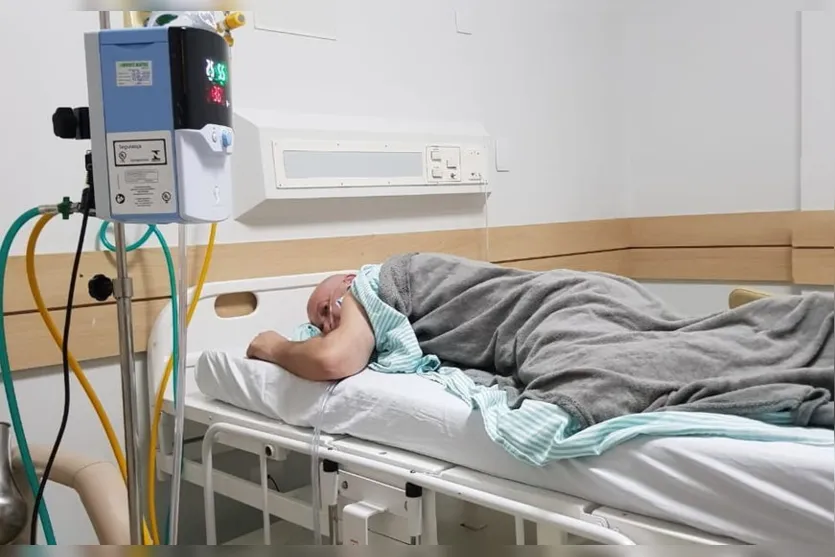 "Estou reaprendendo a andar", diz médico que venceu a covid