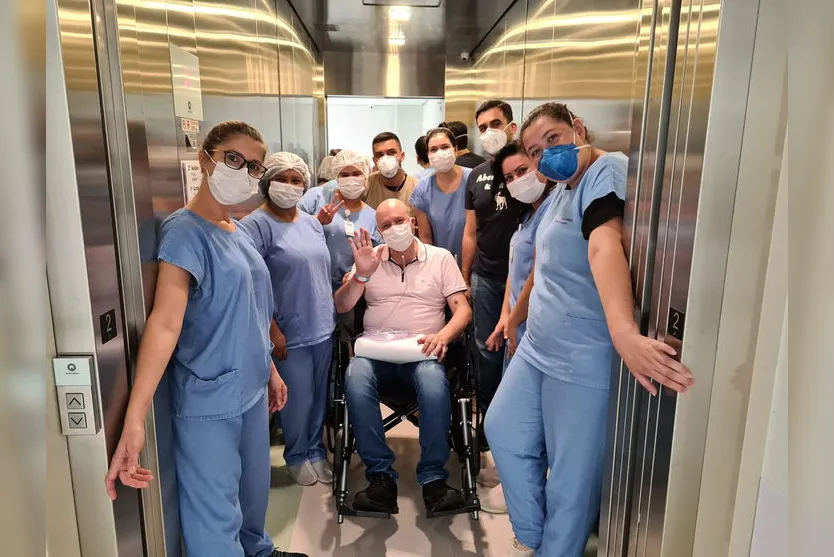 "Estou reaprendendo a andar", diz médico que venceu a covid