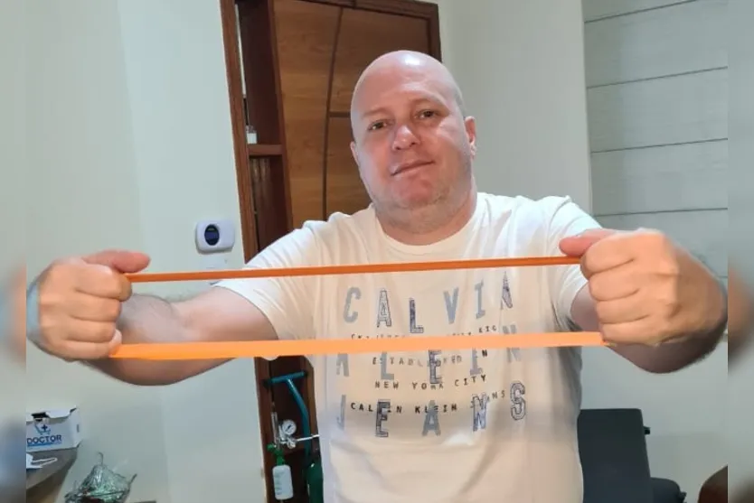 "Estou reaprendendo a andar", diz médico que venceu a covid