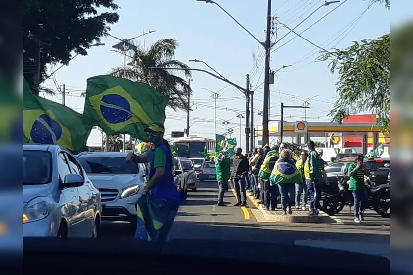 'Eu Autorizo Presidente'; araponguenses realizam protesto
