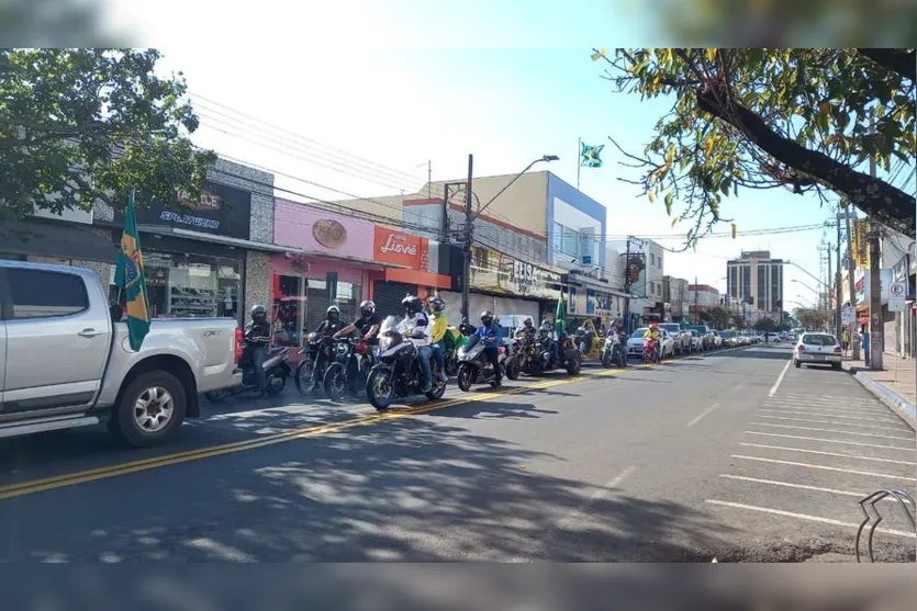 'Eu Autorizo Presidente'; araponguenses realizam protesto