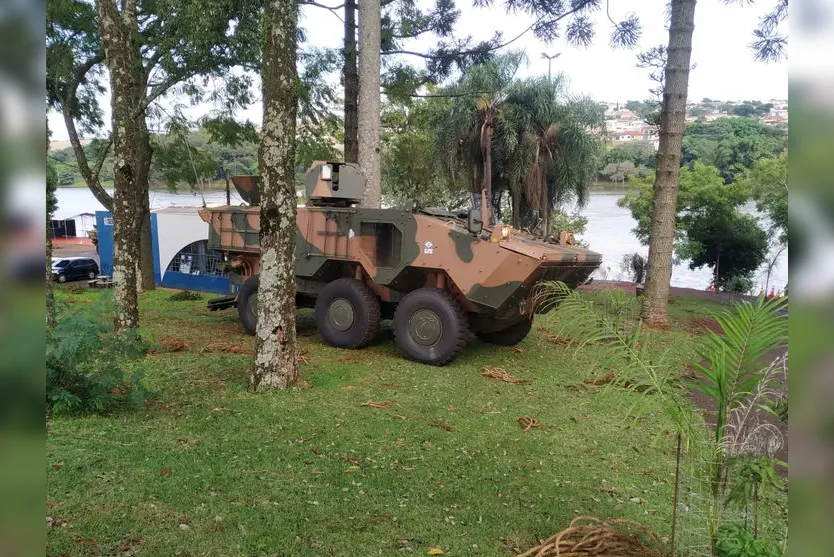 Exército realiza treinamento com blindados; assista