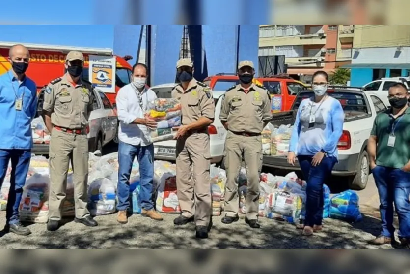 Funcionários da Sanepar doam duas toneladas de alimentos