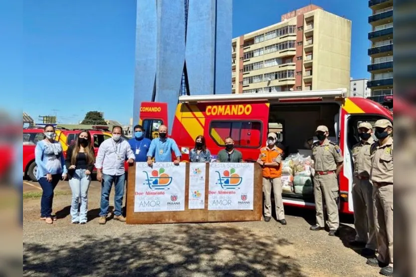 Funcionários da Sanepar doam duas toneladas de alimentos