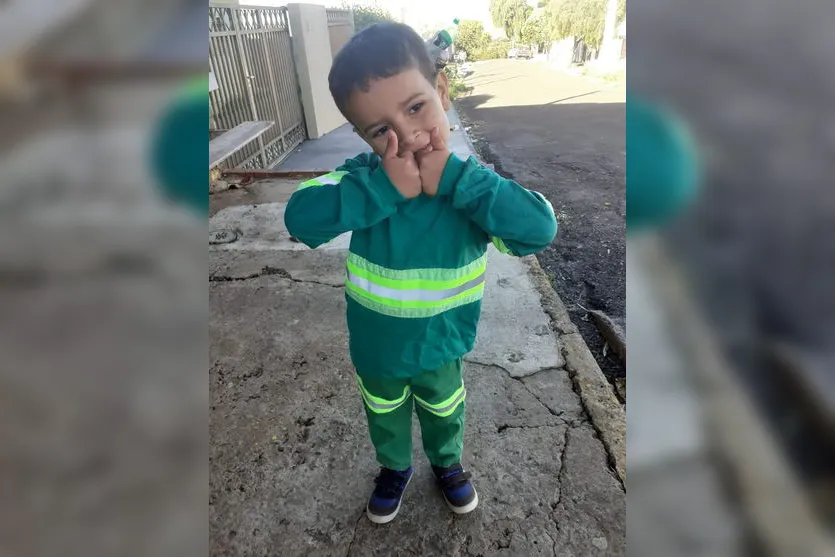 Garoto apucaranense fã de gari ganha uniforme; vídeo