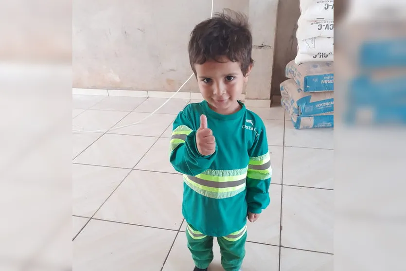 Garoto apucaranense fã de gari ganha uniforme; vídeo