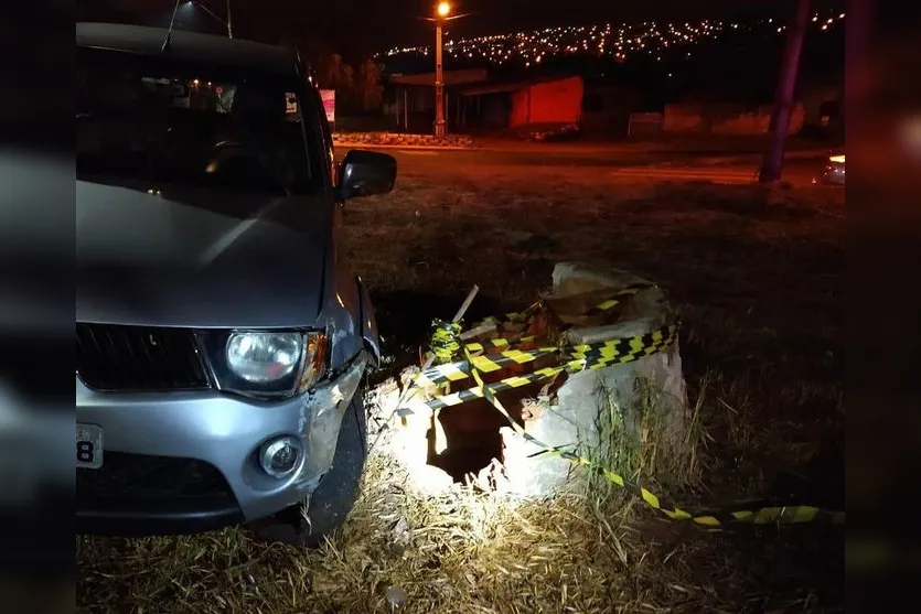 Homem bate carro, desce para ver estrago e cai em poço