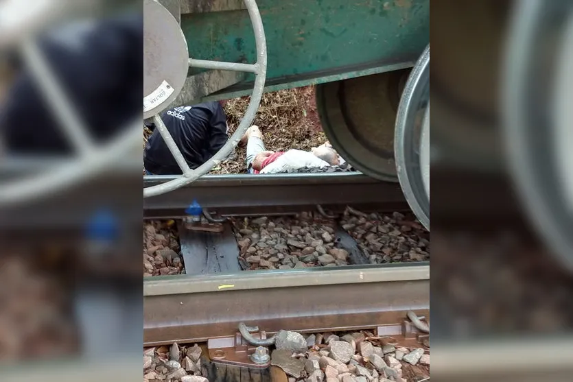 Homem cai de barranco e quase é atropelado por trem