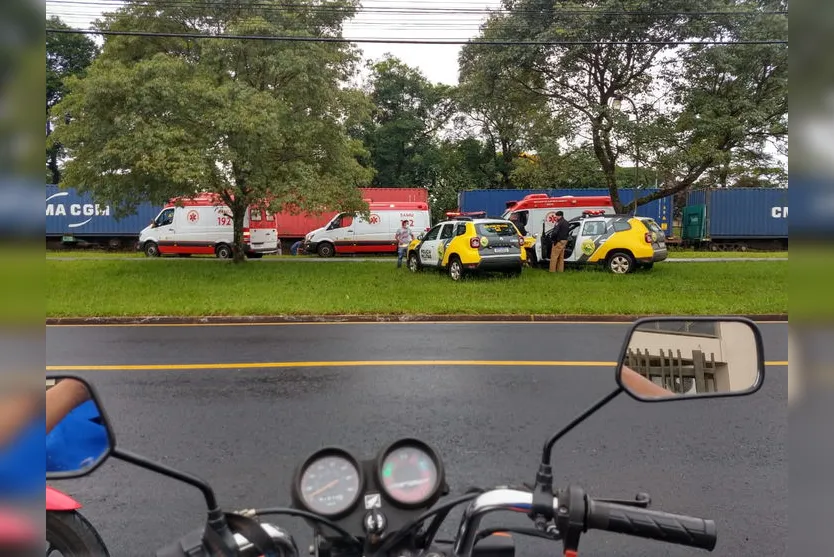 Homem cai de barranco e quase é atropelado por trem