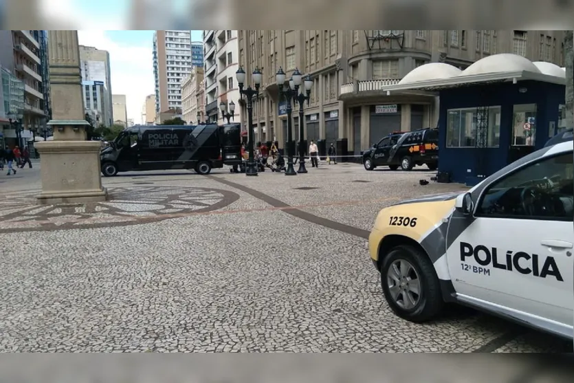 Homem é preso após deixar falsa bomba no Centro de Curitiba