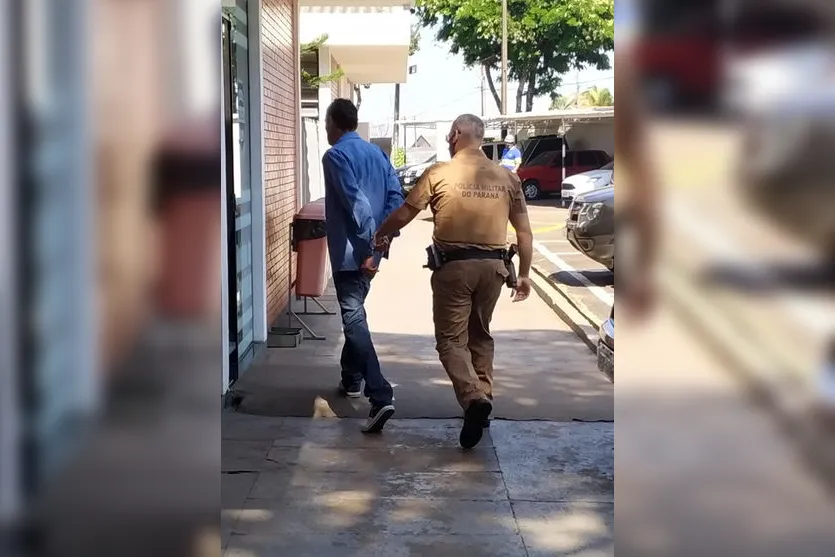 Homem é preso após furtar salame e produtos de farmácia