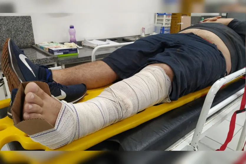 Homem sofre queda de moto e machuca a perna, em Apucarana