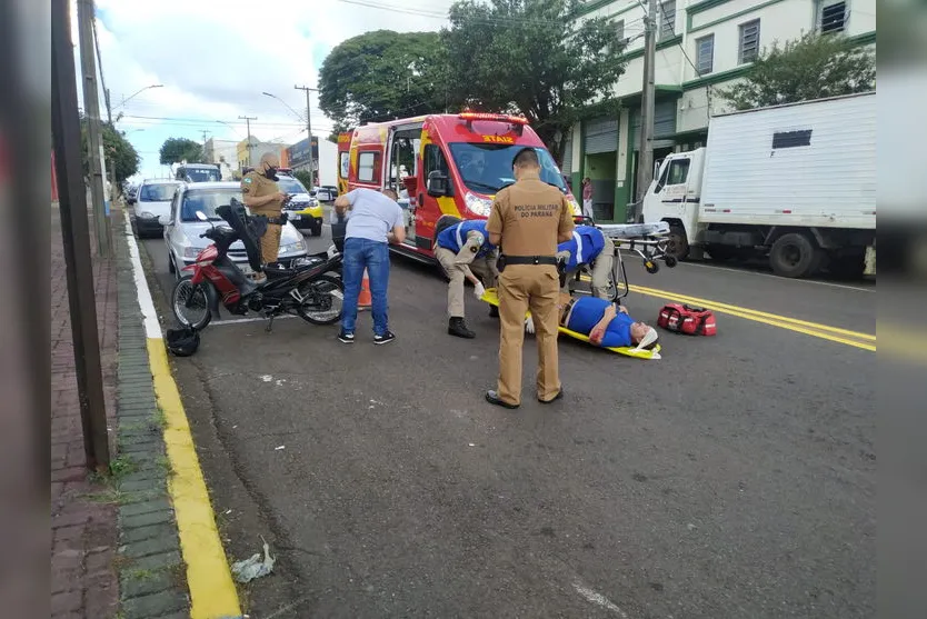 Homem sofre queda de moto nesta tarde na AV. Curitiba