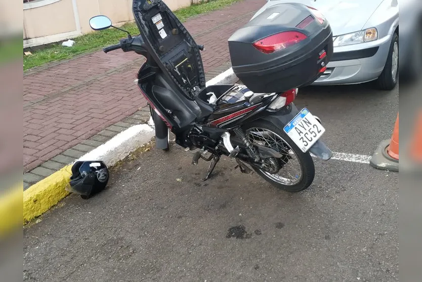 Homem sofre queda de moto nesta tarde na AV. Curitiba