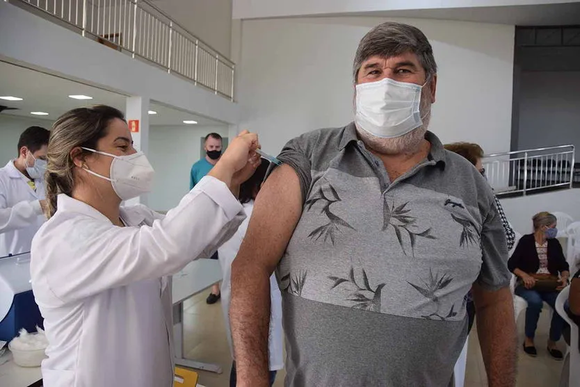 Idosos com 63 anos recebem vacina contra Covid em Ivaiporã
