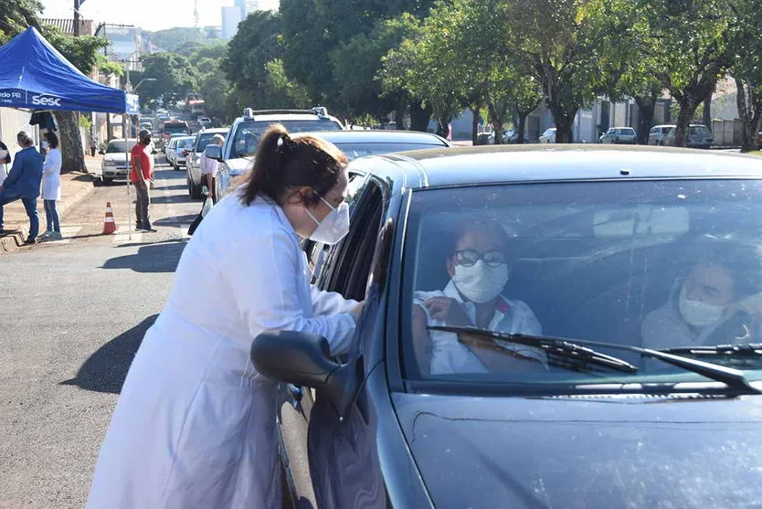 Idosos com 63 anos recebem vacina contra Covid em Ivaiporã