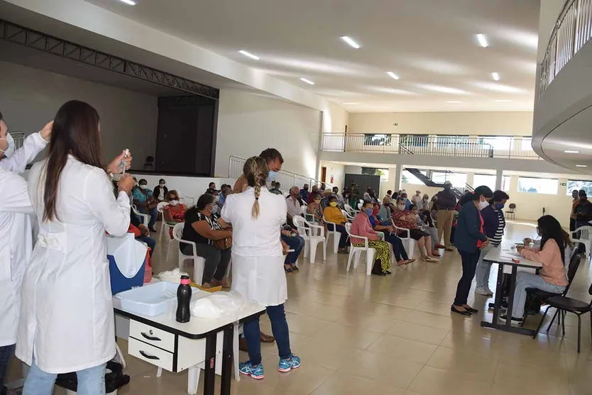 Idosos com 63 anos recebem vacina contra Covid em Ivaiporã