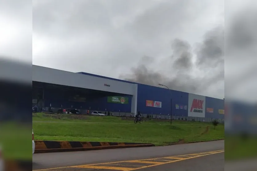 Incêndio: Funcionários são retirados de Supermercado; veja